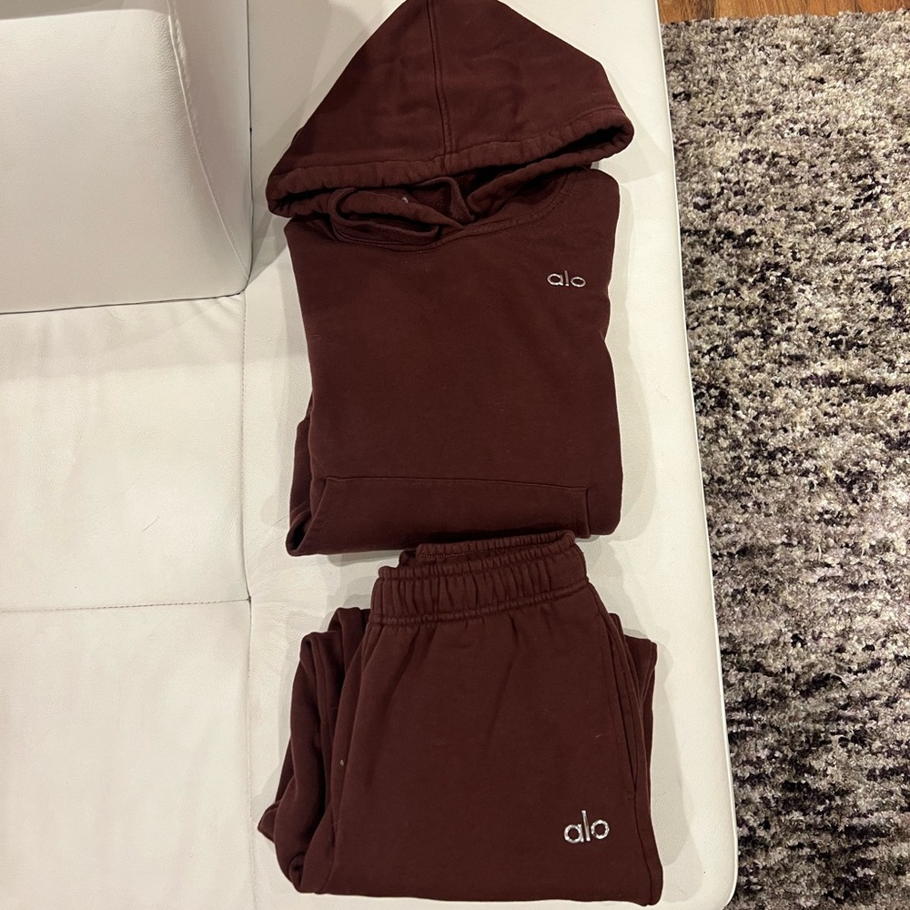 ALO Yoga Women's Hoodie and Joggers - Picture 5 of 5